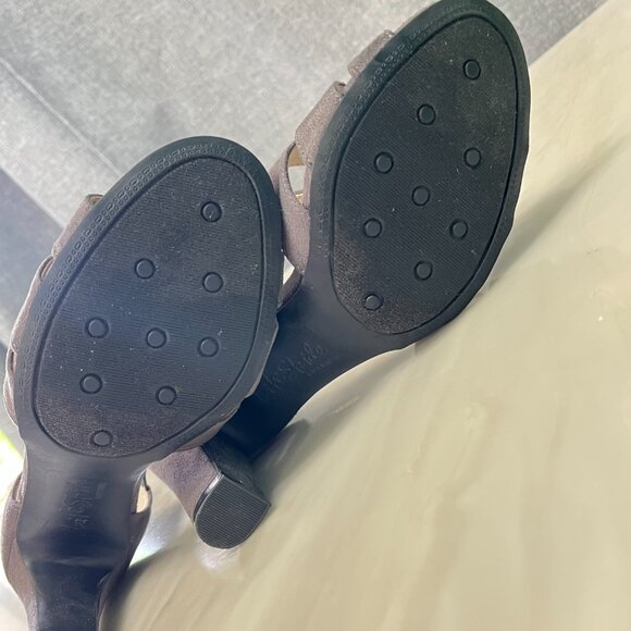 LifeStride "Caramel Strappy Sandal," Color: Stone grey, Faux Leather, Size 6.5M - Picture 2 of 8